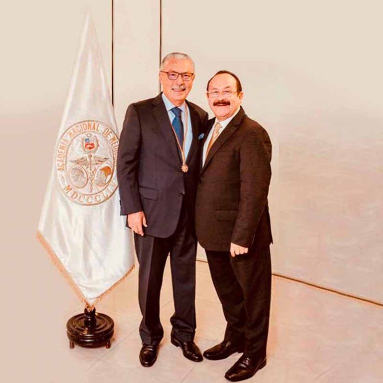 Con el Prof. Dr. Carlos Vallejos Sologuren, durante su reconocimiento como: Académico Emérito de la Academia Nacional de Medicina (2023)