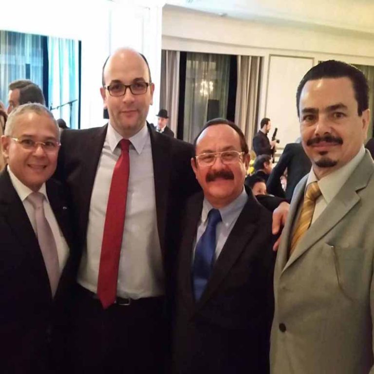 Dr. Ramón Rodríguez (Panamá), Dr. Fawzi Benzaghou (Francia, Director Investigación TOOKAD), Dr. Luis Zegarra (Perú) y Dr. José Rodríguez (México). Grupo Latinoamericano-Estudio de Investigación TOOKAD en Cáncer de Próstata.