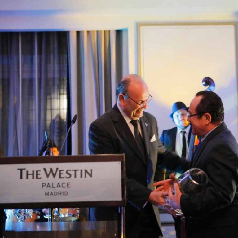 Dr. Hugo Dávila (Venezuela), Secretario General de la CAU entrega Premio al Dr. Luis Zegarra como reconocimiento por investigación Estudio Fase III TOOKAD para Cáncer de Próstata.
