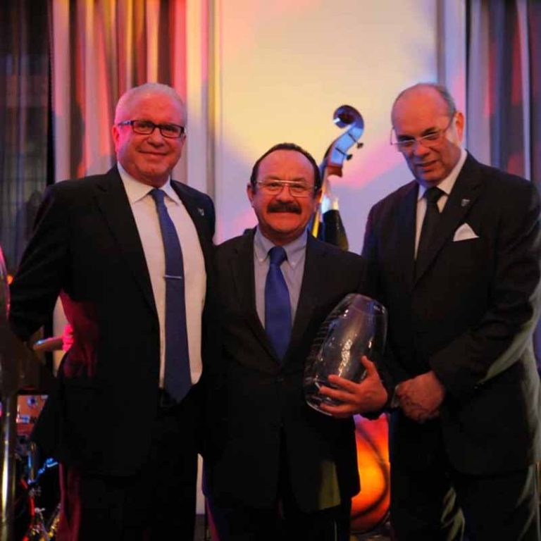 Dr. Paulo Palma (Brasil), Investigador Principal para Latinoamérica del estudio Fase III TOOKAD®. Dr. Luis Zegarra (Investigador Principal-Perú) y el Dr. Hugo Dávila, Secretario General de la CAU.