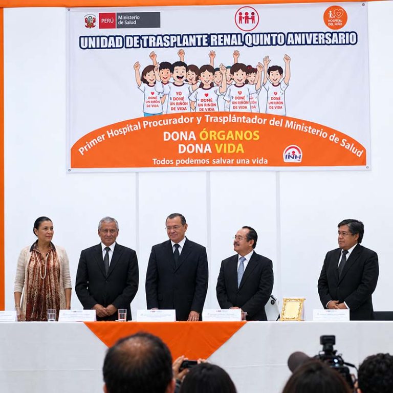 V Aniversario de la Unidad de Trasplante Renal: Dra. Fabiola León Velarde-Rectora de la UPCH, Dr. Luis Dulanto Monteverde-Director del HCH, Dr. José Del Carmen S.-Vice-Ministro de Salud y Dr. Juan Almeida A.-Director de ONDT. Reconocimiento al Dr. Luis Zegarra Montes, Jefe de la Unidad de Trasplante Renal HCH-MINSA.